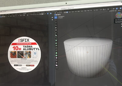 Proces tworzenia modelu 3D w Blenderze – wizualizacja opakowania taśmy SFIX z etykietą stworzoną przez graficzkę z Białegostoku.